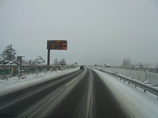 高速道路も積雪